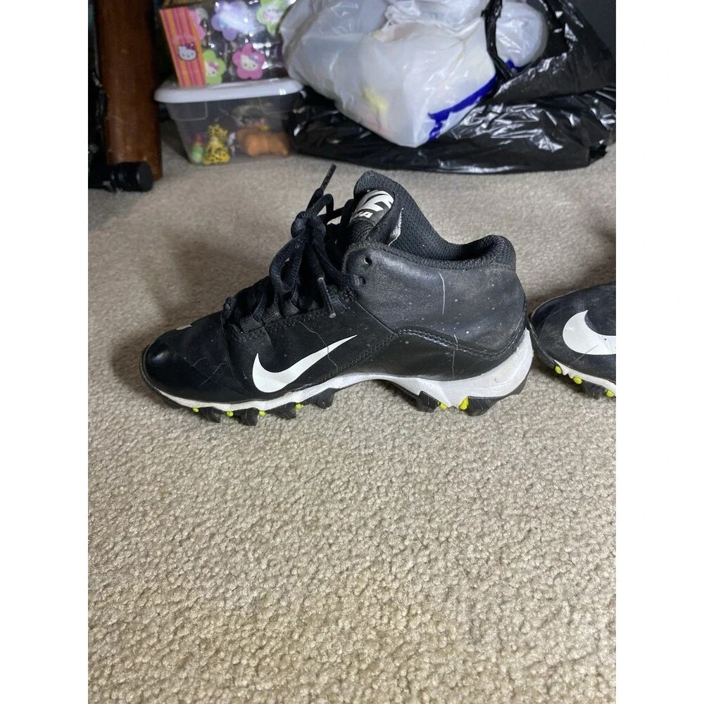 Nike Alpha Shark 2 Low Youth Football Cleats Black White 719953-002 Size 1Y Boys